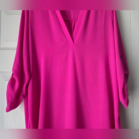 Gibson Latimer V-Neck Roll-Tab Tunic in Fuchsia Size M - Picture 4 of 12